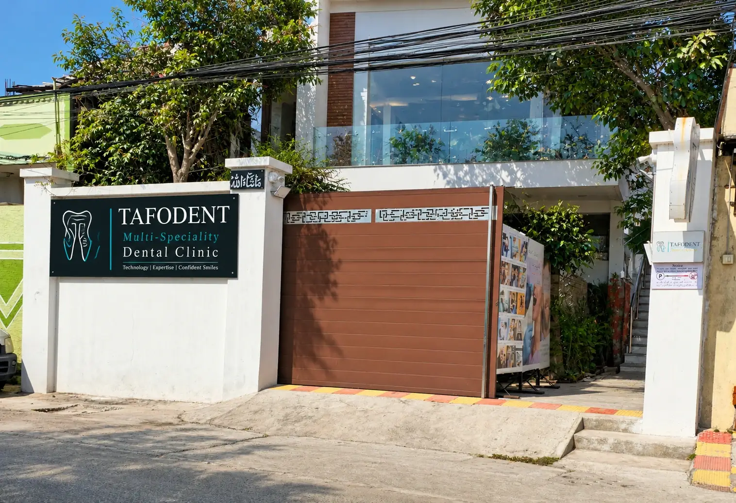 Entrance of Tafodent Golconda, with the clinic sign on the front wall