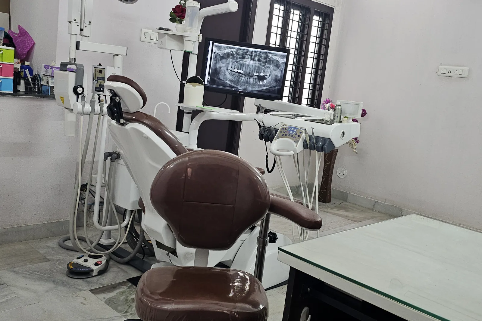 Treatment room at Tafodent Golconda, with a dental chair and an X-ray viewing screen